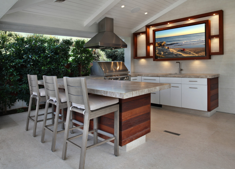 Foto di una grande cucina ad U design con ante in legno bruno, top in granito e top grigio
