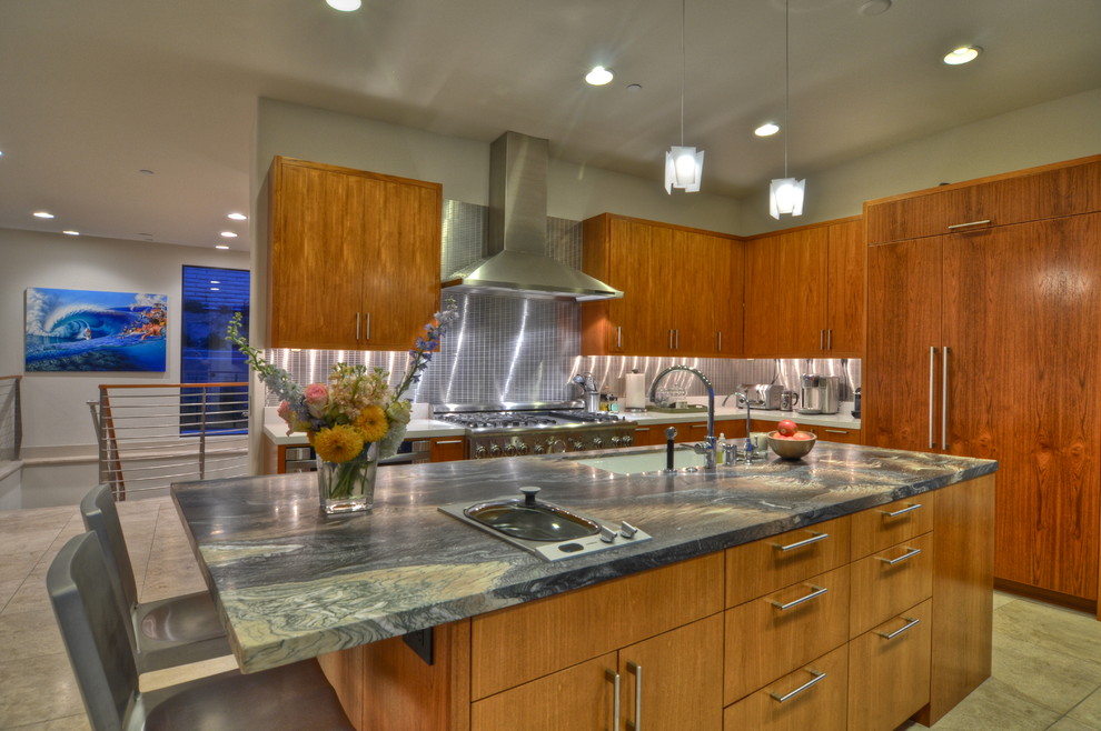 Foto di una grande cucina contemporanea chiusa con lavello a vasca singola, ante lisce, ante in legno scuro, paraspruzzi a effetto metallico e elettrodomestici in acciaio inossidabile