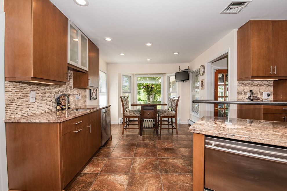 Modern inredning av ett stort flerfärgad flerfärgat kök, med en nedsänkt diskho, släta luckor, skåp i mellenmörkt trä, bänkskiva i kvarts, flerfärgad stänkskydd, stänkskydd i keramik, rostfria vitvaror, klinkergolv i porslin, en köksö och brunt golv