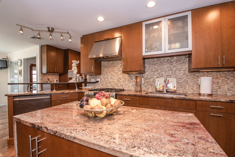 Exempel på ett stort modernt flerfärgad flerfärgat kök, med en nedsänkt diskho, släta luckor, skåp i mellenmörkt trä, bänkskiva i kvarts, flerfärgad stänkskydd, stänkskydd i keramik, rostfria vitvaror, klinkergolv i porslin, en köksö och brunt golv