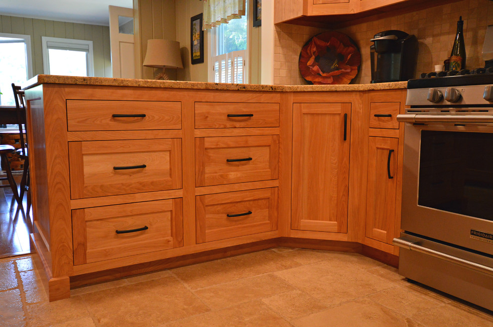 Exempel på ett mellanstort amerikanskt beige beige kök, med en enkel diskho, skåp i shakerstil, skåp i mellenmörkt trä, granitbänkskiva, beige stänkskydd, stänkskydd i stenkakel, rostfria vitvaror, klinkergolv i porslin, en halv köksö och beiget golv