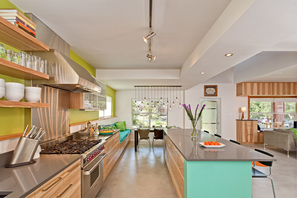 Exempel på ett modernt kök med öppen planlösning, med rostfria vitvaror, öppna hyllor, bänkskiva i kvarts och skåp i mellenmörkt trä
