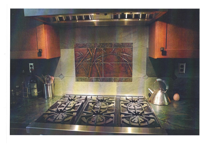 Esempio di una cucina abitabile stile americano con lavello sottopiano, ante in stile shaker, ante in legno scuro, top in granito, paraspruzzi verde, paraspruzzi con piastrelle di metallo, elettrodomestici in acciaio inossidabile e parquet chiaro