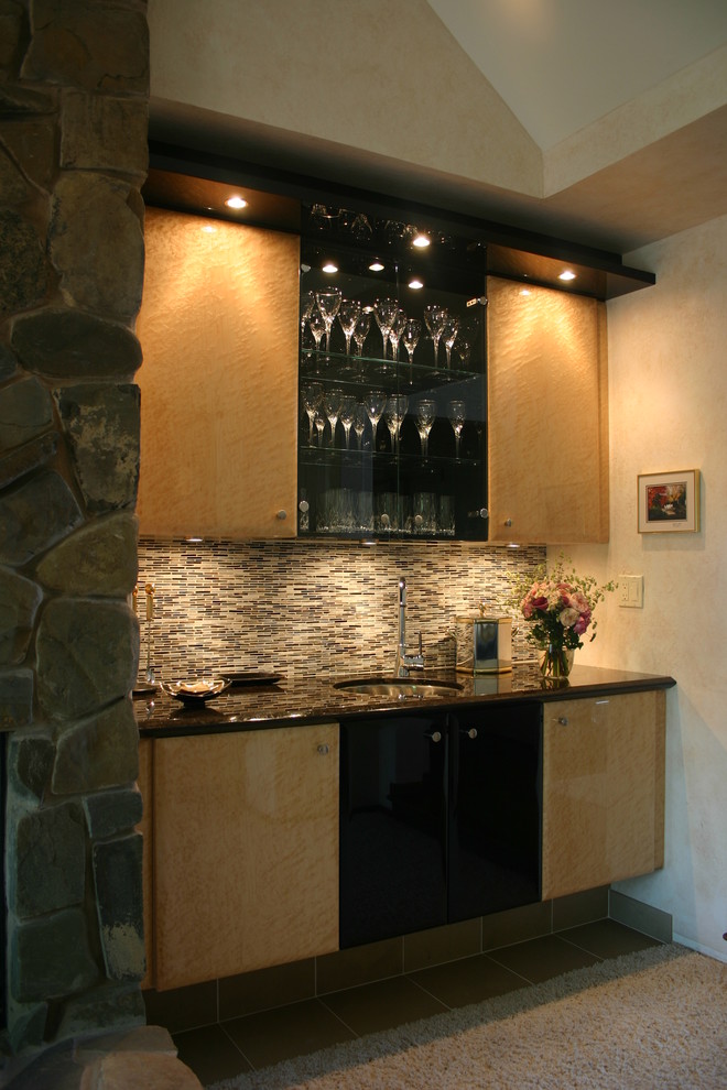 Пример оригинального дизайна: кухня в современном стиле с врезной мойкой, светлыми деревянными фасадами, коричневым фартуком, фартуком из удлиненной плитки и плоскими фасадами