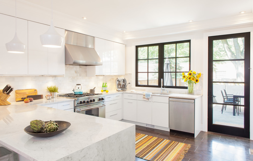 Moderne Küche in U-Form mit flächenbündigen Schrankfronten, weißen Schränken, Küchenrückwand in Weiß, Küchengeräten aus Edelstahl und Halbinsel in Toronto
