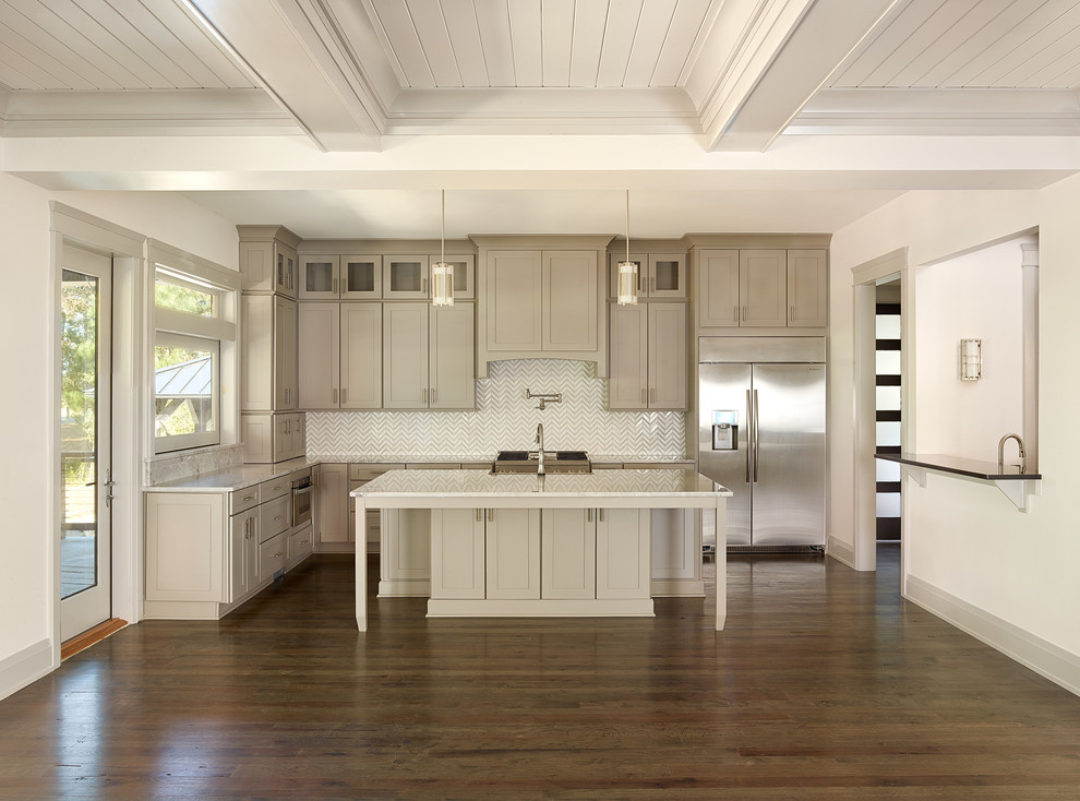 Foto de cocina actual grande abierta con puertas de armario beige, salpicadero multicolor, electrodomésticos de acero inoxidable y una isla