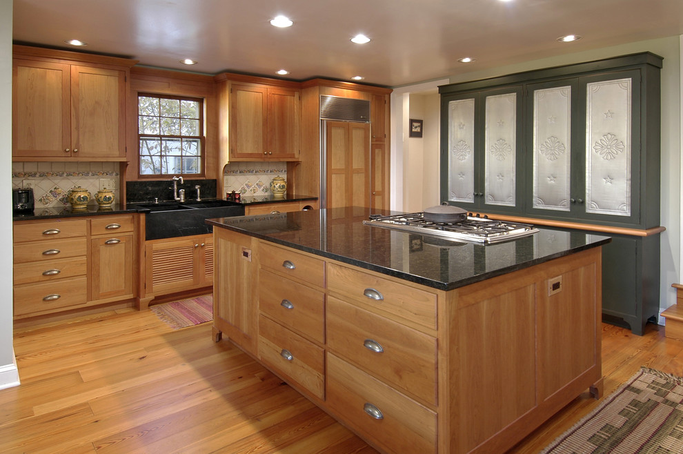 Klassische Küche mit Landhausspüle, Schrankfronten mit vertiefter Füllung und hellbraunen Holzschränken in Washington, D.C.