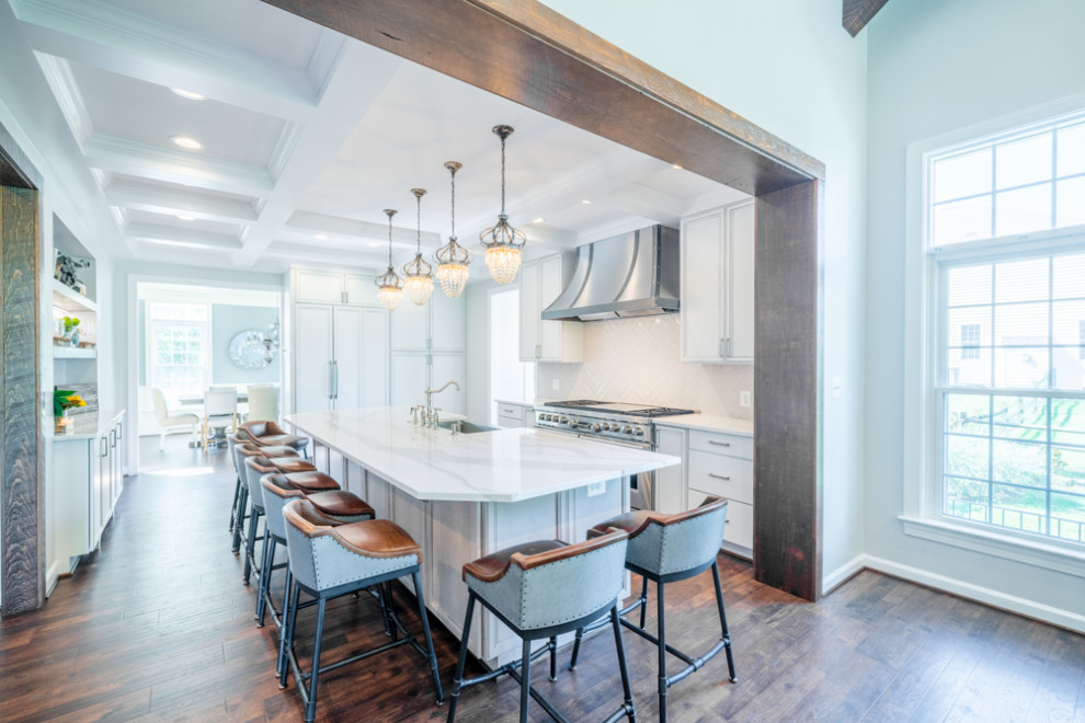 Große Klassische Wohnküche mit weißen Schränken, Granit-Arbeitsplatte, Küchenrückwand in Weiß, Kücheninsel und weißer Arbeitsplatte in Washington, D.C.