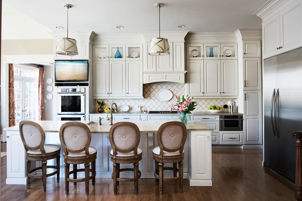 Klassische Küche in L-Form mit Unterbauwaschbecken, profilierten Schrankfronten, weißen Schränken, Küchenrückwand in Weiß, Küchengeräten aus Edelstahl, dunklem Holzboden und Kücheninsel in Atlanta