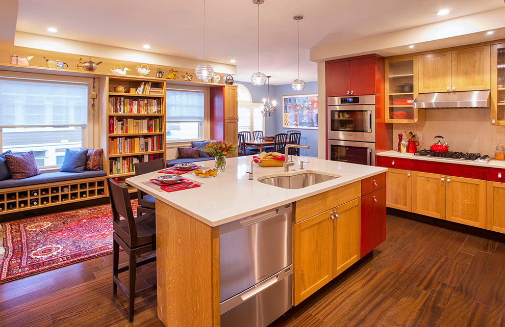 Mittelgroße Moderne Wohnküche in L-Form mit Waschbecken, Quarzwerkstein-Arbeitsplatte, Rückwand aus Stein, Küchengeräten aus Edelstahl, dunklem Holzboden und Kücheninsel in Boston
