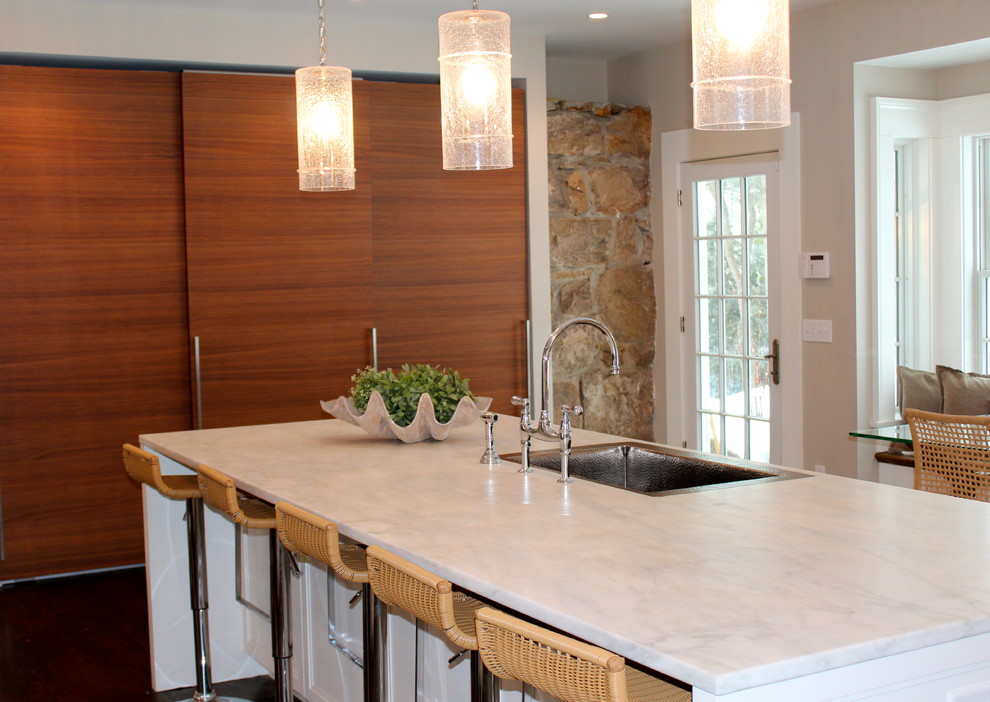Foto på ett stort eklektiskt kök, med en köksö, vita skåp, marmorbänkskiva, en undermonterad diskho, mörkt trägolv, skåp i shakerstil och rostfria vitvaror