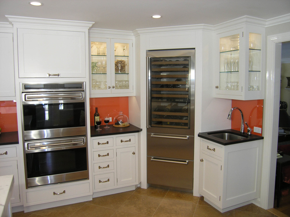 Exempel på ett mellanstort modernt linjärt kök och matrum, med luckor med profilerade fronter, vita skåp, marmorbänkskiva, orange stänkskydd, rostfria vitvaror, en köksö, en undermonterad diskho, stänkskydd i glaskakel och klinkergolv i keramik