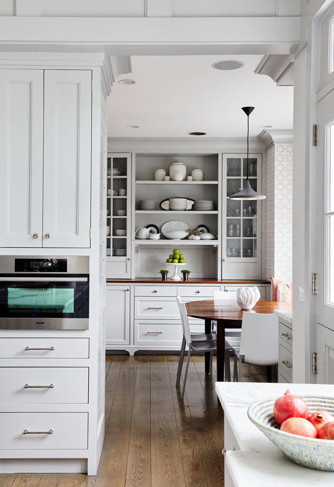Diseño de cocina comedor clásica sin isla con armarios con paneles empotrados, puertas de armario grises y encimera de madera