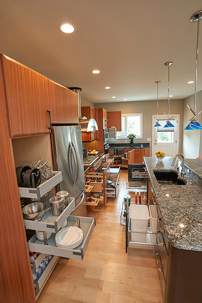 Exempel på ett mellanstort modernt kök, med släta luckor, skåp i mellenmörkt trä, granitbänkskiva, stänkskydd med metallisk yta, stänkskydd i metallkakel, en köksö, en undermonterad diskho, rostfria vitvaror och ljust trägolv