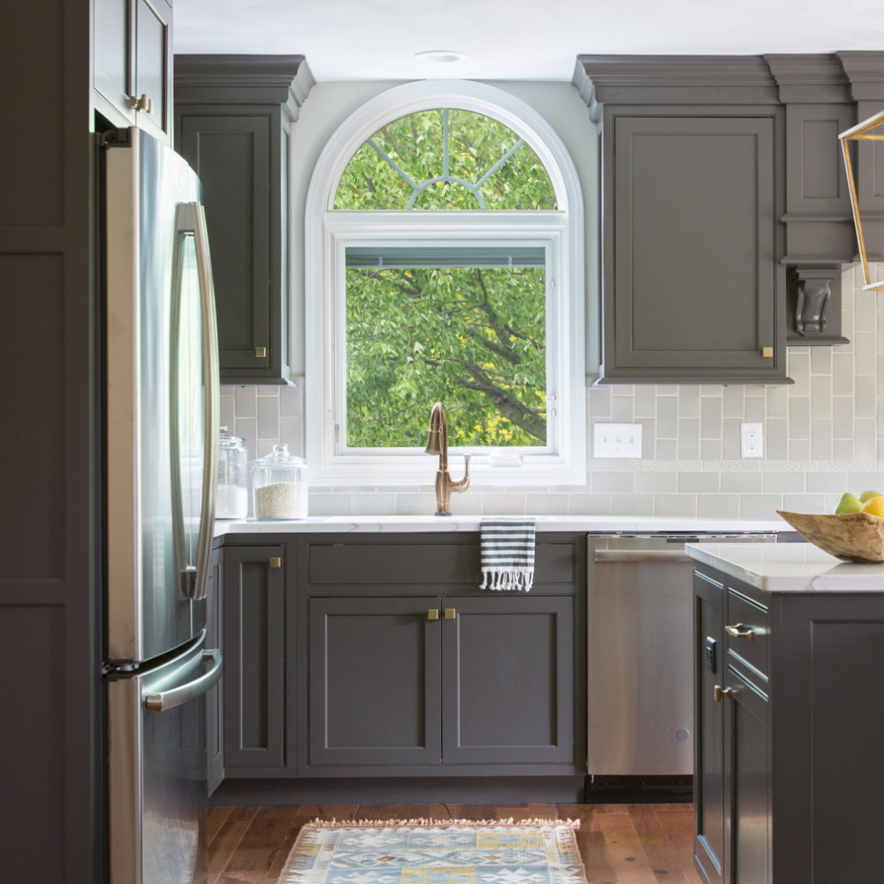 Exempel på ett mellanstort klassiskt vit vitt kök, med en undermonterad diskho, släta luckor, grå skåp, bänkskiva i kvarts, beige stänkskydd, stänkskydd i keramik, integrerade vitvaror, mellanmörkt trägolv, en köksö och brunt golv