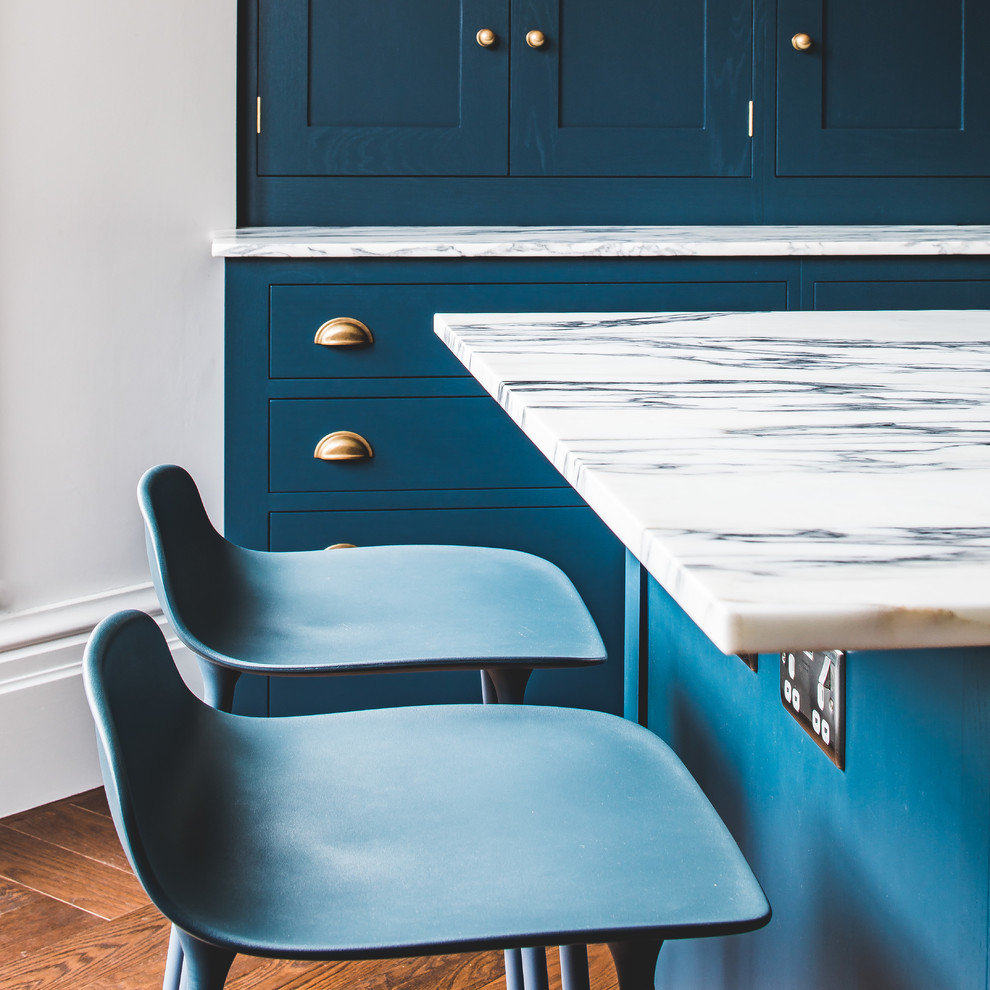 Bild på ett stort funkis kök, med en rustik diskho, skåp i shakerstil, blå skåp, marmorbänkskiva, blått stänkskydd, stänkskydd i cementkakel, rostfria vitvaror, mörkt trägolv, en köksö och brunt golv