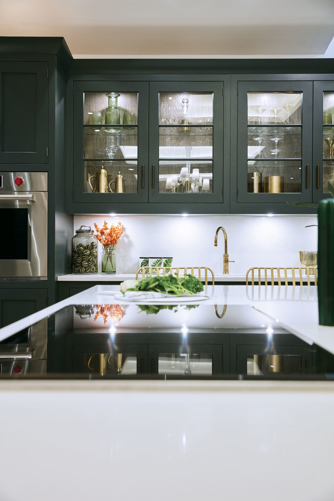Ispirazione per una cucina tradizionale di medie dimensioni con lavello da incasso, ante in stile shaker, ante verdi, top in quarzite, paraspruzzi bianco, elettrodomestici in acciaio inossidabile, pavimento in marmo, pavimento beige e top bianco