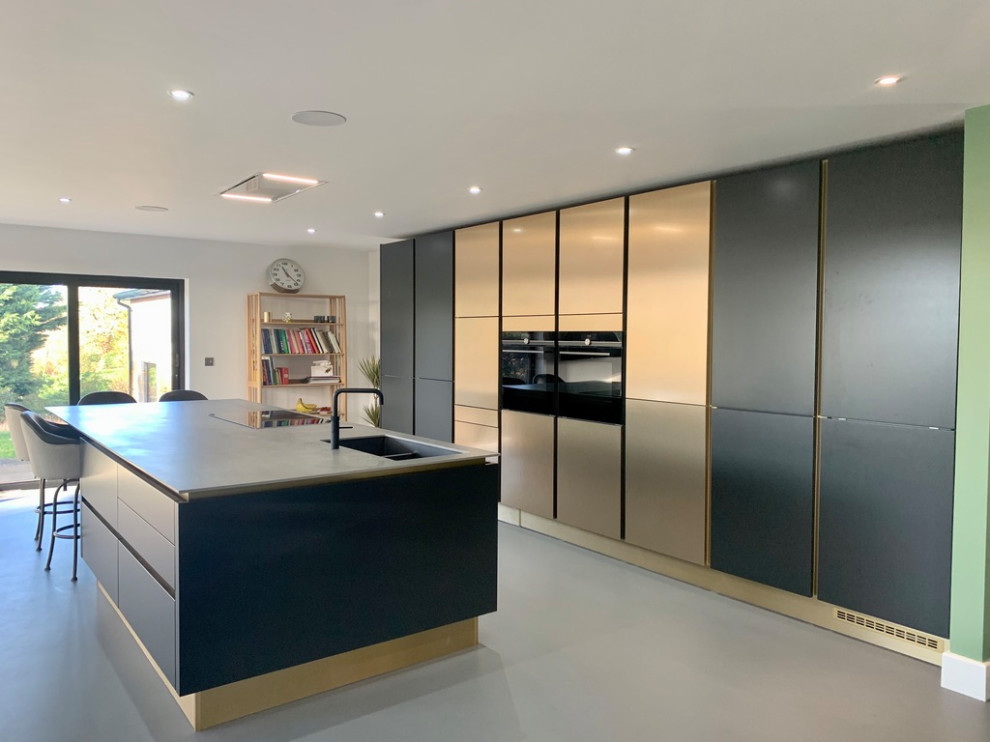 Dark Grey & Bronze handleless kitchen Milton Keynes Contemporaneo