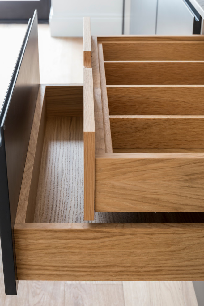 Источник вдохновения для домашнего уюта: лестница среднего размера в стиле модернизм