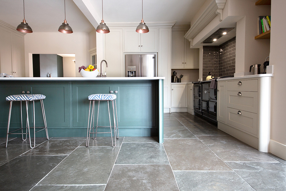 Foto di una cucina country di medie dimensioni con pavimento in pietra calcarea e pavimento verde