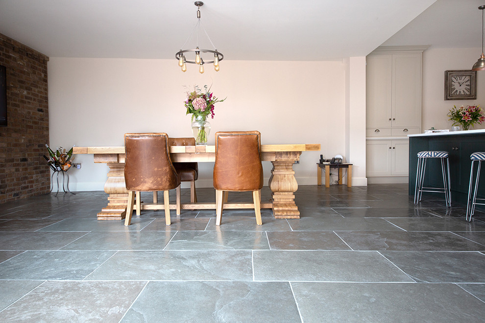 Idee per una sala da pranzo country di medie dimensioni con pavimento in pietra calcarea e pavimento verde