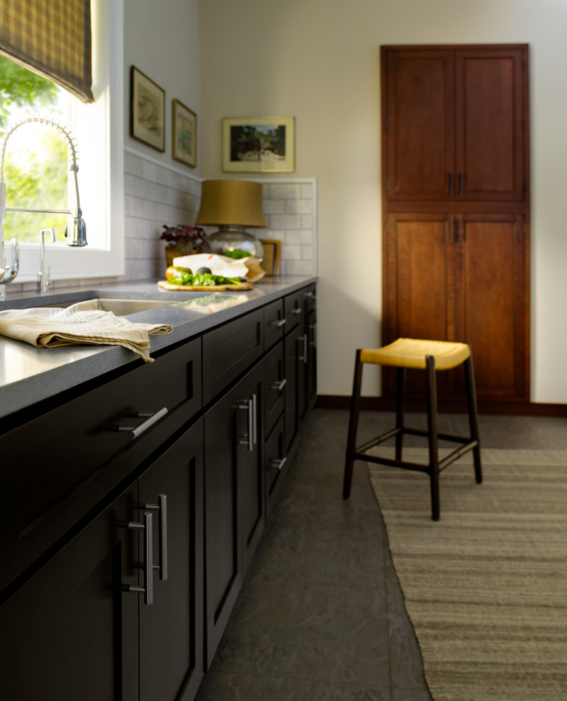 Immagine di una cucina lineare chic con ante in stile shaker, ante nere, paraspruzzi bianco, paraspruzzi con piastrelle diamantate, nessuna isola, pavimento grigio e top grigio