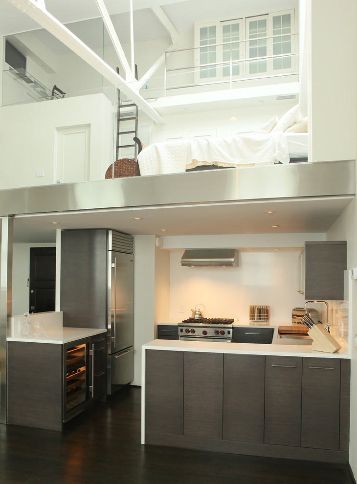 Imagen de cocina contemporánea de tamaño medio con armarios con paneles lisos, puertas de armario de madera en tonos medios y encimeras blancas