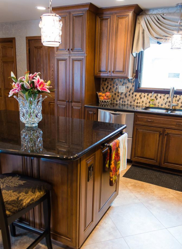 Bild på ett mellanstort vintage kök, med en dubbel diskho, luckor med upphöjd panel, skåp i mörkt trä, bänkskiva i kvarts, flerfärgad stänkskydd, stänkskydd i mosaik, rostfria vitvaror, travertin golv, en köksö och beiget golv
