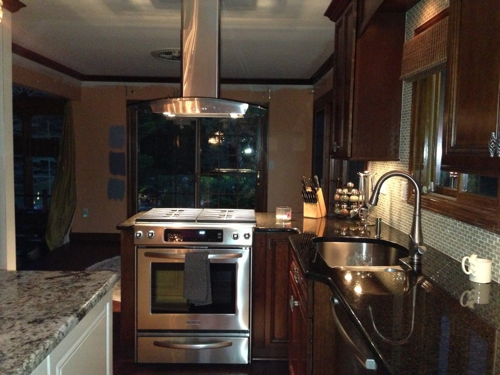 Esempio di una cucina chic con ante lisce, ante in legno bruno, top in granito, paraspruzzi grigio, paraspruzzi con piastrelle diamantate e elettrodomestici in acciaio inossidabile