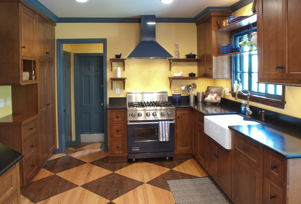 Источник вдохновения для домашнего уюта: отдельная, угловая кухня в классическом стиле с с полувстраиваемой мойкой (с передним бортиком), темными деревянными фасадами и цветной техникой