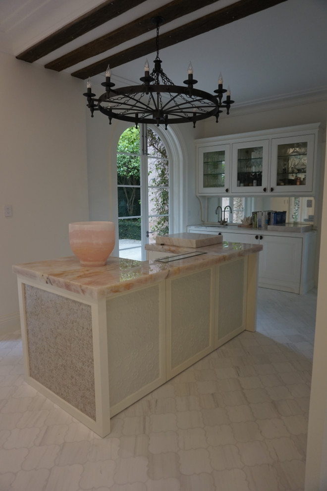 Idéer för ett medelhavsstil rosa kök, med skåp i shakerstil, vita skåp, marmorbänkskiva, vita vitvaror, klinkergolv i porslin, en köksö och flerfärgat golv