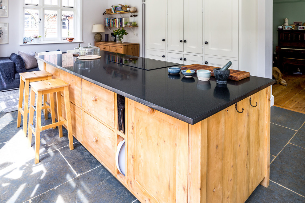 Inspiration för ett stort funkis svart svart kök och matrum, med skåp i shakerstil, skåp i ljust trä, granitbänkskiva, skiffergolv, en köksö och blått golv