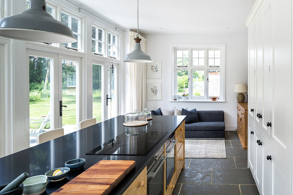 Esempio di una grande cucina minimal con ante in stile shaker, ante in legno chiaro, top in granito, pavimento in ardesia, pavimento blu e top nero