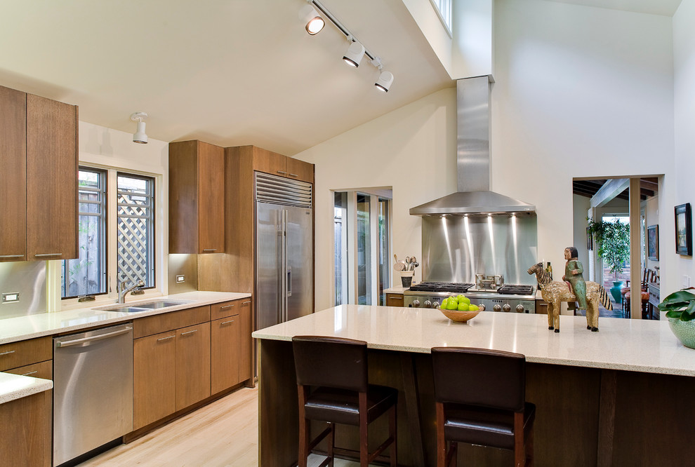 Photo of a modern kitchen in Dallas with stainless steel appliances.