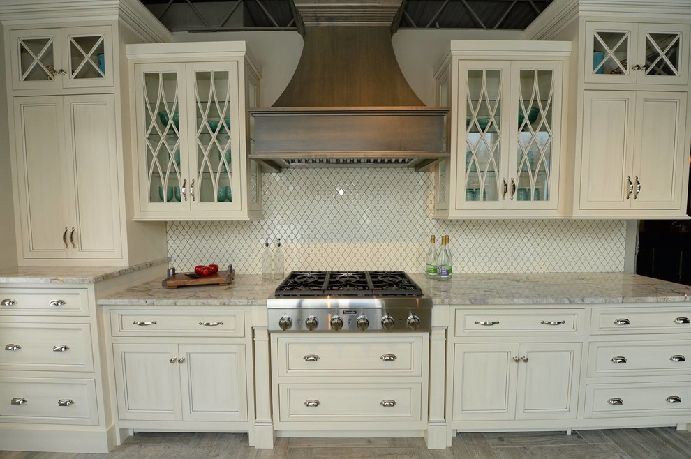 Inredning av ett shabby chic-inspirerat kök, med luckor med infälld panel, vita skåp, marmorbänkskiva, beige stänkskydd och rostfria vitvaror