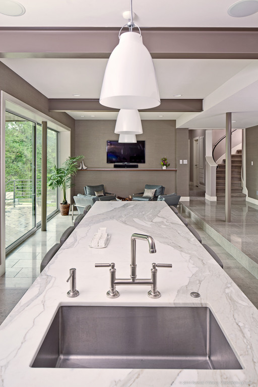 Esempio di una cucina moderna con ante in stile shaker, ante bianche, top in marmo, paraspruzzi grigio, paraspruzzi con piastrelle in terracotta, elettrodomestici bianchi, lavello sottopiano e pavimento in pietra calcarea