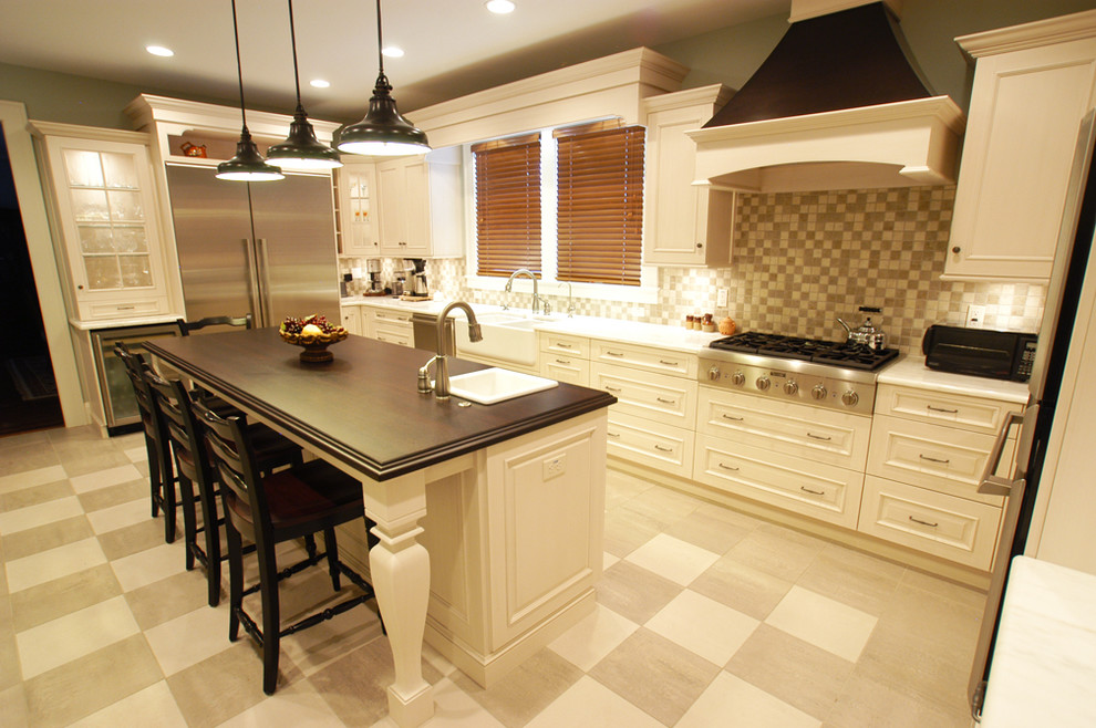 Exempel på ett klassiskt kök, med rostfria vitvaror och en rustik diskho