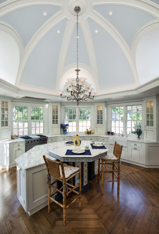Exempel på ett klassiskt kök och matrum, med luckor med infälld panel, vita skåp och rostfria vitvaror