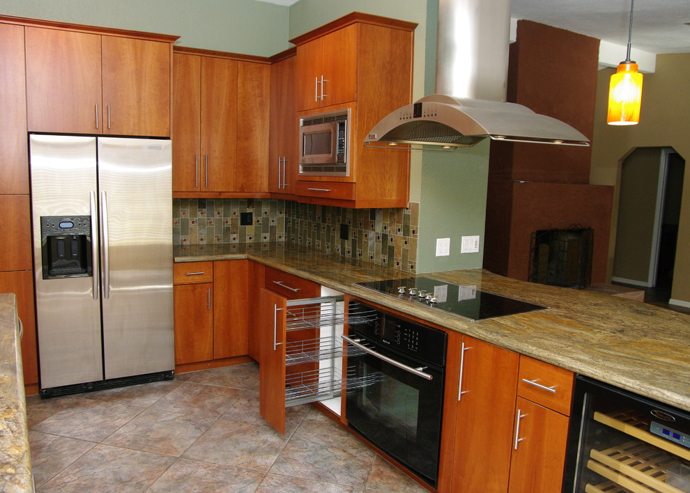 Idéer för att renovera ett mellanstort funkis kök, med en dubbel diskho, släta luckor, skåp i mellenmörkt trä, granitbänkskiva, grått stänkskydd, stänkskydd i keramik, rostfria vitvaror, klinkergolv i keramik och en halv köksö