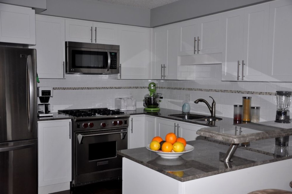 Kitchen - traditional kitchen idea in Toronto