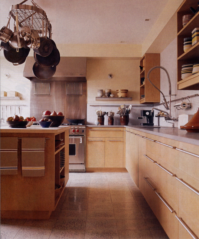 Inspiration för mellanstora moderna grått kök, med en undermonterad diskho, släta luckor, skåp i ljust trä, bänkskiva i koppar, vitt stänkskydd, rostfria vitvaror, en köksö, flerfärgat golv, stänkskydd i mosaik och betonggolv