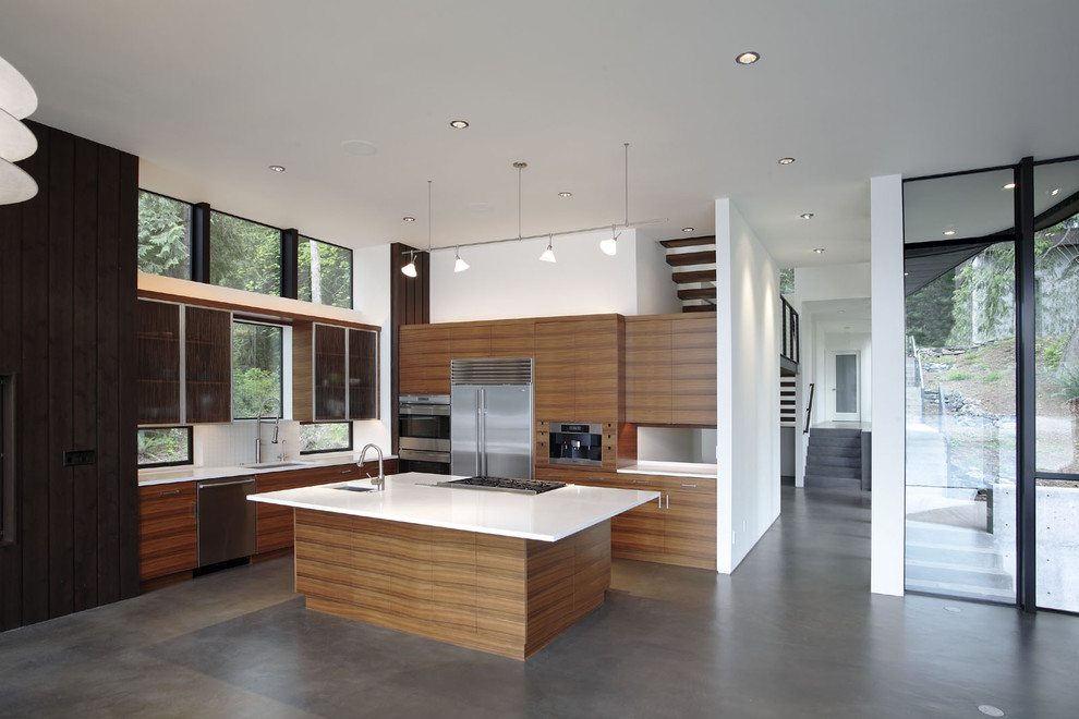 Идея дизайна: кухня в стиле модернизм с врезной мойкой, плоскими фасадами, фасадами цвета дерева среднего тона и техникой из нержавеющей стали