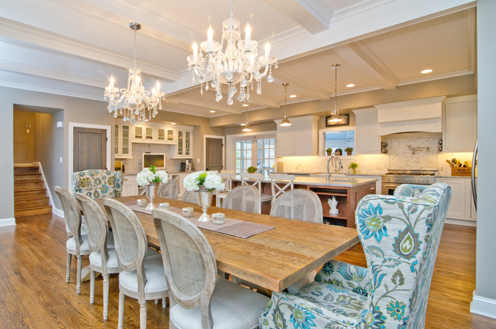 Idee per una grande sala da pranzo aperta verso la cucina classica con pavimento in legno massello medio