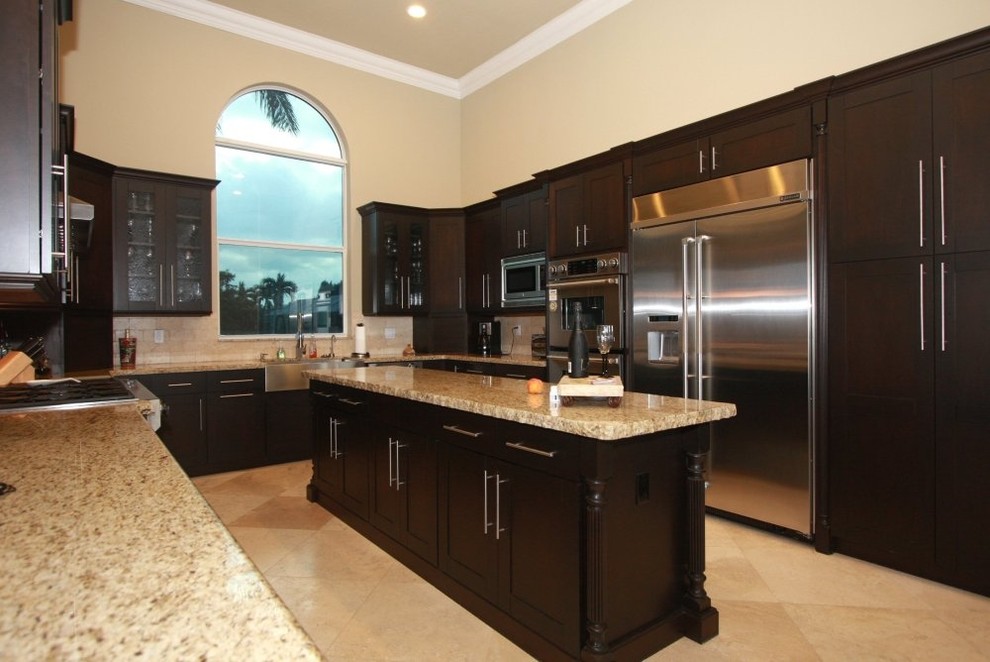 Große Klassische Küche in U-Form mit Landhausspüle, Schrankfronten im Shaker-Stil, dunklen Holzschränken, Granit-Arbeitsplatte und Kücheninsel in Miami