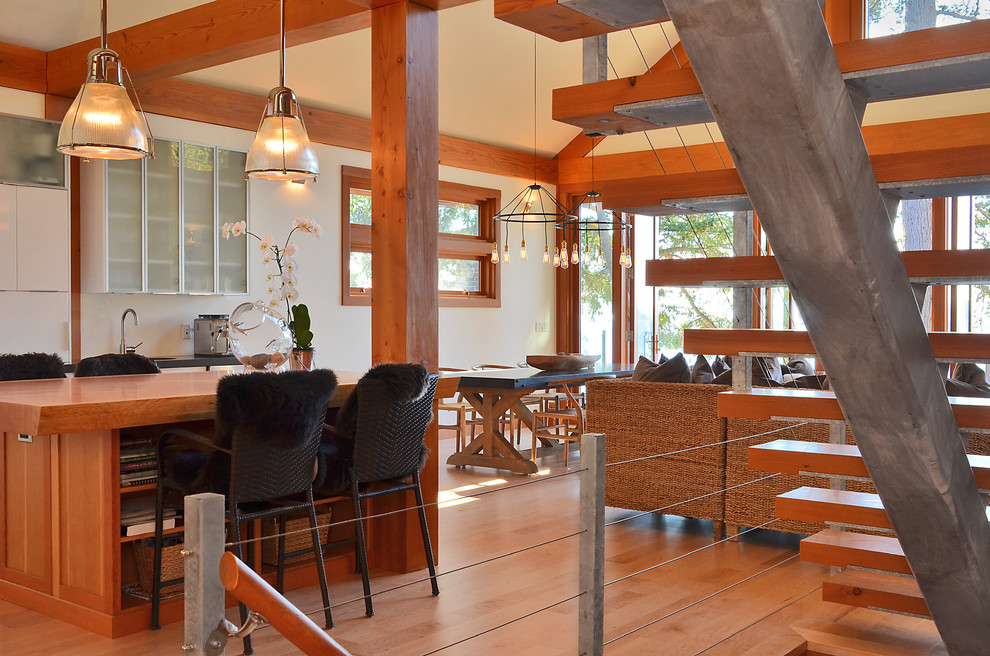 Источник вдохновения для домашнего уюта: кухня-гостиная в современном стиле с стеклянными фасадами и деревянной столешницей