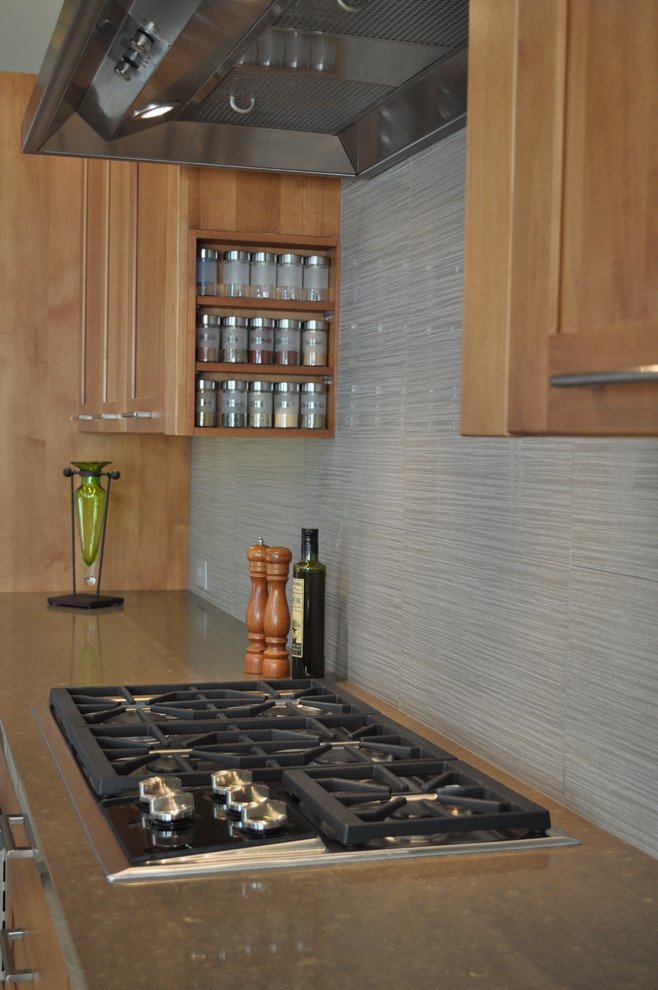 Bild på ett mellanstort funkis kök, med en undermonterad diskho, skåp i shakerstil, skåp i ljust trä, bänkskiva i koppar, beige stänkskydd, stänkskydd i porslinskakel, rostfria vitvaror, travertin golv och en köksö