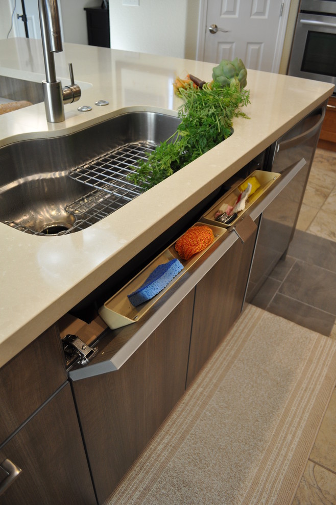 Exempel på ett mellanstort modernt kök, med en undermonterad diskho, skåp i shakerstil, skåp i ljust trä, bänkskiva i koppar, beige stänkskydd, stänkskydd i porslinskakel, rostfria vitvaror, travertin golv och en köksö
