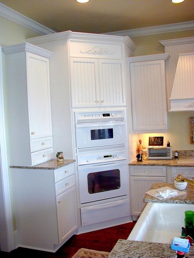 Kitchen - traditional kitchen idea in Tampa