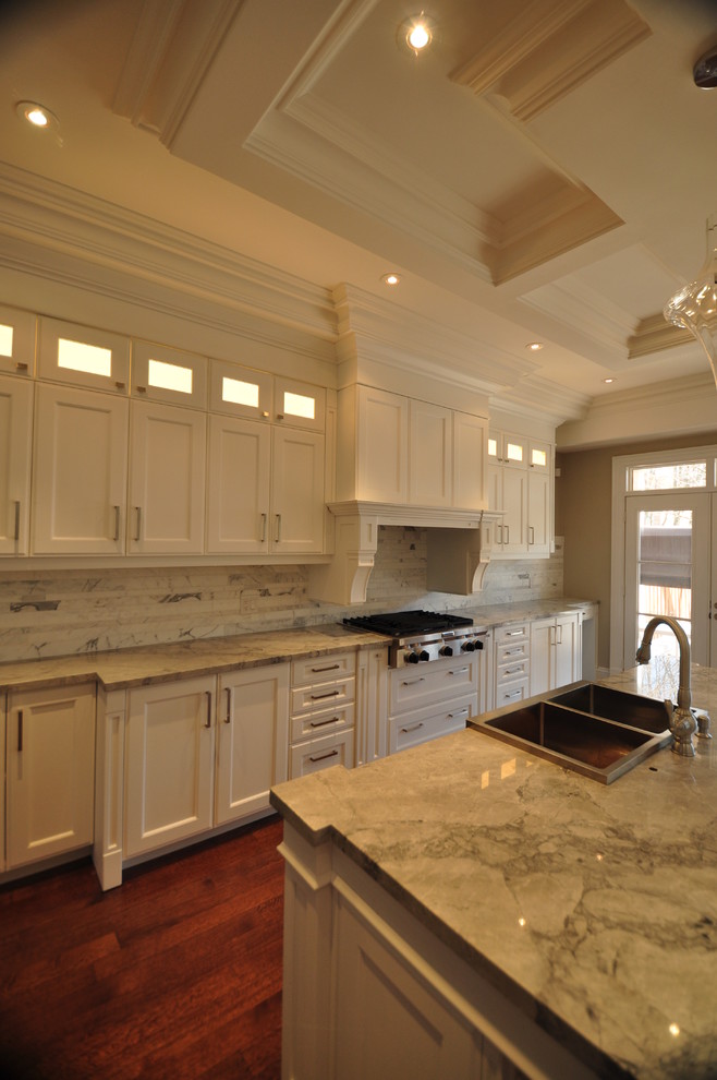 Dawlish Rd. Traditional Kitchen Toronto by WELLMADE KITCHENS