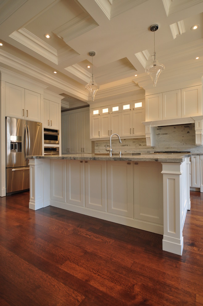 Dawlish Rd. Traditional Kitchen Toronto by WELLMADE KITCHENS